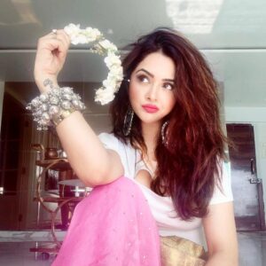 Ragini Nandwani Instagram - Bonjour ❤

#ragininandwani #happy #selfie #pretty #love #girls #girlpower #smile #prettygirls #makeup #fashion #shoot #instabeauty #tvactress #bollywood #cutegirls #cute #tiara #hair #photoshoot #fashionblogger #hollywoodstudios #actor #chennai #indiantelevision  #beautybloggers