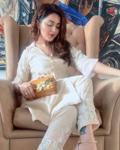 Ragini Nandwani Instagram - 👸 Wearing @designsbymonalis 

#ragininandwani #fashion #love #happy #family #smile #cute #tv #makeup #selfie #reading #instabeauty #bollywood #celebrity #cutegirls #prettygirls #indiangirls #hollywoodstudios #indianwear #styling #stayhome #selflove