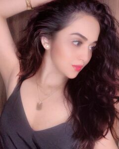 Ragini Nandwani Instagram - Happy New Year 2021!! 😇

#ragininandwani #newyear #2021 #pretty #love #happiness #smile #cutegirls #prettygirls #selfie #fashion #travel #jewellery #makeup #family #tv #actress #hollywood #bollywood #instabeauty
