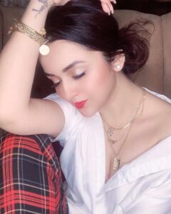 Ragini Nandwani Instagram - 👸👸

#ragininandwani #pretty #love #smile #happy #cute #cutegirls #prettygirls #fashion #selfie #travel #makeup #beautiful #white #jewellery #bollywood #hollywood #actor #tv #newyear #instabeauty