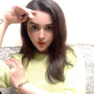 Ragini Nandwani Instagram - She is a queen. Her soul is royalty. 👸

#ragininandwani #happy #happiness #love #quotes #smile #green #fashion #pretty #cute #selfie #styling #makeup #tvactress #tv #bollywood #indiangirls #mondaymotivation #instabeauty #hollywoodstudios
