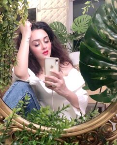 Ragini Nandwani Instagram - It's a beautiful day for a mirror selfie. 🤭👸
#ragininandwani #mirrorselfie #selfie #happy #beautiful #smile #love #pretty #fashion #makeup #instabeauty #cute #prettygirls #mumbai #actress #tvactress #bollywood #mondaymotivation #hollywoodstudios #style #girls #girlpower