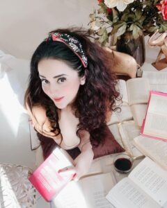 Ragini Nandwani Instagram - Happiness is... the smell of a new book.🤭 

#ragininandwani #sunday #sundayfunday #bookstagram #book #love #selfie #smile #cute #happy #flowers #love #indiangirls #indianactress #actress #prettygirls #pretty #instabeauty #bollywood #tollywood #hollywood #tvactress #mumbai