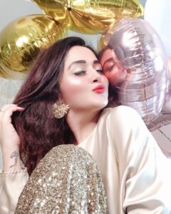 Ragini Nandwani Instagram - Conquer the world ... one 🎂 at a time ...#cake#glitter#red#shimmereyeshadow#birthdaygirl#love#balloons#actress#pearl#happiness#world#bollywood#tollywood