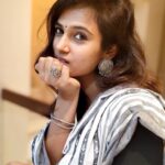 Ramya Pandian Instagram – 😋🙈 A kind of work from home 😋 #posing
and #posting

Pc @parasu_pandian