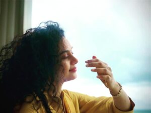 Rupa Manjari Instagram - View of the turquoise blue sky, deep blue sea, and wind in my hair, is pure bliss!!! #mood #moodoftheday #gloomyweather #gloomyday #wind #blissful #candid #instagirl #instadaily #instagramers #instamood #insta #instagram #picoftheseason #rainyday #chennairains #chennai 😇🌬️🌊🌧️⛄