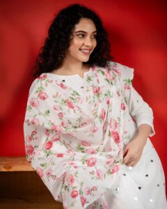 Rupa Manjari Instagram - It was lovely to collaborate wit you @magizham_boutique❤

Swan 🦢 

Cotton mirror work top and narrow fit pant with chanderi digital printed floral dupatta

Camera - @kiransaphotography 
Makeup - @chisellemakeupandhair 
Hair - @tangled_by_ila 
Accessories- @yoursethnically 
Stylist - @navadevi.rajkumar 

#chanderisilk #chanderilines #fulldress #shoppingonline #magizhamdresses #magizham_boutique #diwali2020 #diwalidress #fullsleeve #bigflare #diwaliedit #tradionaldress #festivedress #festivewear #onlineshopping #RupaManjari