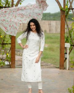 Rupa Manjari Instagram - It was lovely to collaborate wit you @magizham_boutique❤

・・・
Swan 🦢 

Cotton mirror work top and narrow fit pant with chanderi digital printed floral dupatta

Camera - @kiransaphotography 
Makeup - @chisellemakeupandhair 
Hair - @tangled_by_ila 
Accessories- @yoursethnically 
Stylist - @navadevi.rajkumar 

#chanderisilk #chanderilines #fulldress #shoppingonline #magizhamdresses #magizham_boutique #diwali2020 #diwalidress #fullsleeve #bigflare #diwaliedit #tradionaldress #festivedress #festivewear #onlineshopping #RupaManjari