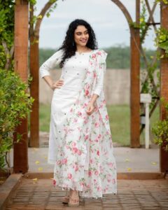 Rupa Manjari Instagram - It was lovely to collaborate wit you @magizham_boutique❤

・・・
Swan 🦢 

Cotton mirror work top and narrow fit pant with chanderi digital printed floral dupatta

Camera - @kiransaphotography 
Makeup - @chisellemakeupandhair 
Hair - @tangled_by_ila 
Accessories- @yoursethnically 
Stylist - @navadevi.rajkumar 

#chanderisilk #chanderilines #fulldress #shoppingonline #magizhamdresses #magizham_boutique #diwali2020 #diwalidress #fullsleeve #bigflare #diwaliedit #tradionaldress #festivedress #festivewear #onlineshopping #RupaManjari