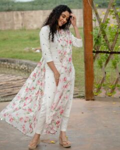Rupa Manjari Instagram - It was lovely to collaborate wit you @magizham_boutique❤

・・・
Swan 🦢 

Cotton mirror work top and narrow fit pant with chanderi digital printed floral dupatta

Camera - @kiransaphotography 
Makeup - @chisellemakeupandhair 
Hair - @tangled_by_ila 
Accessories- @yoursethnically 
Stylist - @navadevi.rajkumar 

#chanderisilk #chanderilines #fulldress #shoppingonline #magizhamdresses #magizham_boutique #diwali2020 #diwalidress #fullsleeve #bigflare #diwaliedit #tradionaldress #festivedress #festivewear #onlineshopping #RupaManjari