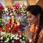 Sadha Instagram - "Gananayakay ganadaivataya Ganadhyakshay dheemahi Gun shariray gun manditay Guneshanay dheemahi Gunadhitay gunadhishay Guna pravishtay dheemahi Ekadantay vakratunday Gauri tanaya dheemahi Gajeshanay bhalchandray Shree ganeshay dheemahi" 🌺🌺🌺 #ganeshchaturthi #ganapatibappamorya #indianfestival #seekingblessings