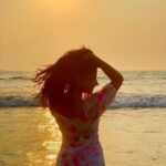 Sakshi Agarwal Instagram – The best kind of gold,
That cant be sold☀️
.

#sunset #sunsetphotography #sunsetlover #sunsets_captures #sunsetatgoa #sunsetgram #instapic #goa #beach #goldensky #leela #sakshiagarwal The Leela Goa