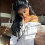 Sakshi Agarwal Instagram – A small smile crept on to my face,
As i felt my heart beaming as bright as the sun itself❤️
.
#goldenhour #sunkissed #whiteshirt #white #myfavorite #candid #nofilter #nomakeup Chennai, India