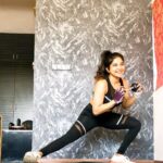 Sakshi Agarwal Instagram – Such a beautiful day for a full Body workout😍
More power to all of you💪💪🔥🔥🥰🥰
–
👉👉👉👉👉👉Swipe for all the videos👉👉👉👉
12 Reps Lateral Raise Squat to Front Raise
12 Reps Dumbell Halo to Static Lateral Lounge
12 Reps Lunge Renegade Row to Jumping Lunge
12 Reps of HIIT  circuit
–
Remember its human to bloat on certain days so if you feeling all puffy and bloated , dont worry no one in this World is Perfect and you are just Beautiful the way you are🔥 
–
I feel bloated too and I am not ashamed of it, it could be hormonal or just gastric, the right diet will help you overcome it💪🔥
Make sure you engage your core at all times during this workout❤️🥰
–
Get out of your bed, hit the pandemic weekend blues by nailing your HIIT for the day❤️
.
#fitfam #fitness #workout #fitnessjourney #motivation #hiit #core #homeworkout #fullbodyworkout #workoutathome #whatiwore #biggboss #biggbosstamil #hardwork #nevergiveup Chennai, India