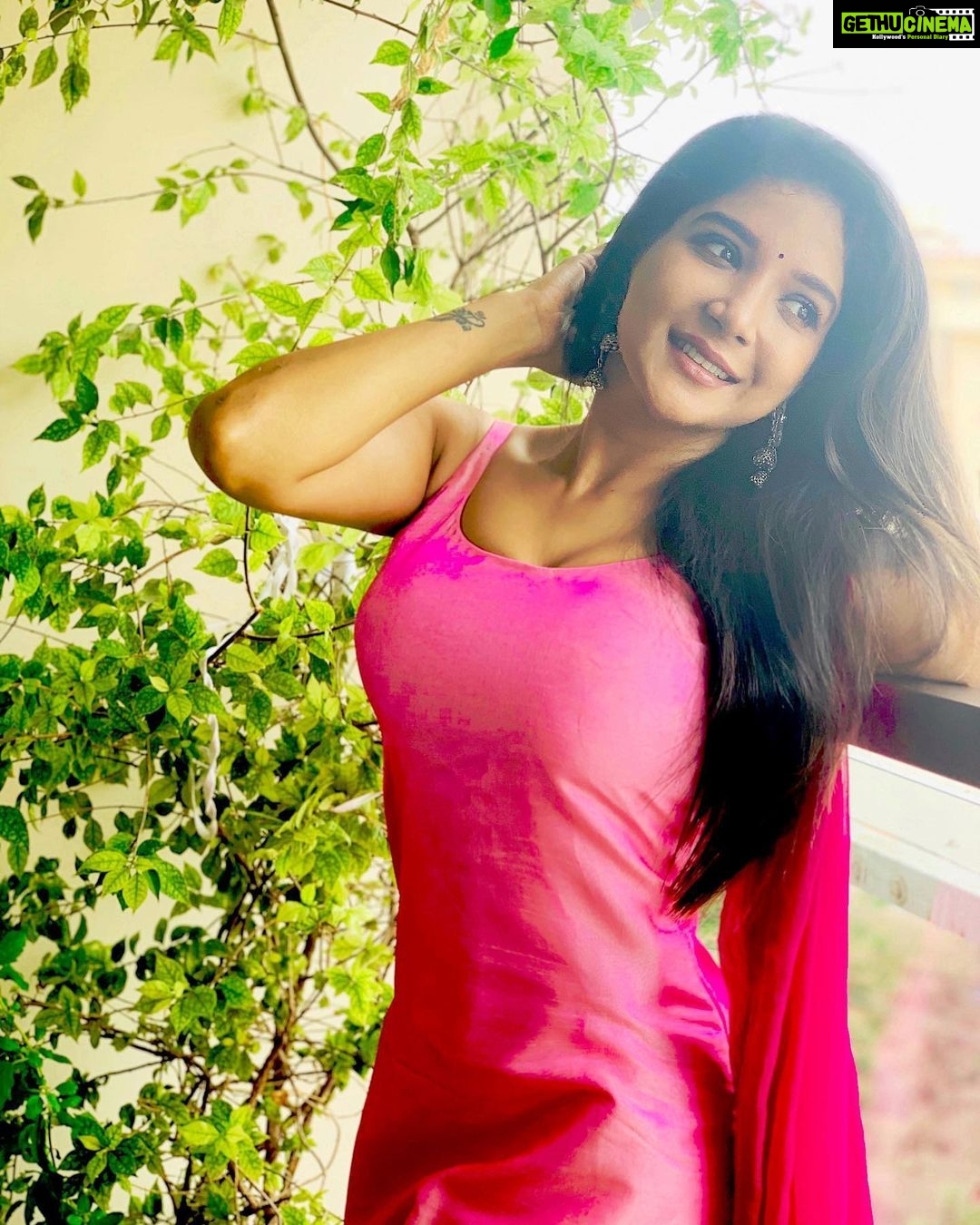 Actress Sakshi Agarwal HD Photos and Wallpapers June 2020 - Gethu Cinema