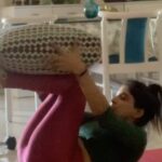 Sakshi Agarwal Instagram - This video is for all of those who have been sending me innumerous direct message texts over quarantine wanting to understand how we can get a flat stomach at home! . With a pillow and just a little bit of practise , this exercise will Do wonders for you❤️❤️ . 1 Set- L shaped crunches(pillow)-place pillow on leg/ take it back/ crunch with no pillow 1 Set- crunches with pillow- hand to leg shift 1 Set-High plank pillow shift- left to right . Exhale when you come up Inhale as you go down Breathing is very important . Enjoy your quarantine with family. You can indulge as much as you want but dont forget to exercise for a healthy mind and body🏋🏻‍♀️ . Do try this exercise and tag me #workoutwithsakshi #quarantine #workoutroutine #quarantineworkout #fitness #goals #trainhard #spendqualitytime #workout #inspireothers #motivateothers #simplehomeworkout #stayhome #stayfit #pillowchallenge