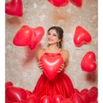 Sakshi Agarwal Instagram - Happy valentines Day to all my sweethearts out here❤️❤️ Especially the single ones💖Love can be felt in any form💖 . . All I ever wanted is love and I am grateful to each one of you for all the love that you have showered over me❤️❤️ . . This day lets celebrate friendship, love and relationships. Lets forgive and forget and just bask in the warmth of true genuine affection from one another be it your mother, father, sister, friend, better- half, grandparents or even a stranger walking on the road. . . Compassion is humanity evolving💋 @fab_by_faiza @sarancapture @sangeethamakeoverartistry #valentinesday2020 #valentines #red #love #friendship #balloons🎈 #instapic Egmore