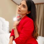 Sakshi Agarwal Instagram - Confidence is one of the Most attractive qualities someone can have ! #SheMagazine Styling: @rebeccamaria_becky | @farahmohamed247 . Photography: @maheshwarun.photography . Assist: @dante_boy_hastagging . HMU: @charmingbridesbysd . Accessories: @staplesandstatementsofficial . Hospitality: @ambassadorhotelsgroup . She Team: @its_mani_kandan | @prasanna__b | @jagdeesh_rajamani | @rajeshkumar__s | @call_me_as_sk_fan