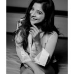 Sakshi Agarwal Instagram – You dont have to see the whole staircase,
Just take the first step🖤
@kiransaphotography 
#candid #blackandwhitephotography #happy #smiling #biggboss #kollywood #tamil #cinema #sakshiagarwal 
#instapic #worklife #actorslife