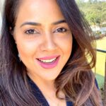 Sameera Reddy Instagram - Don’t miss this New mom’s shocked expression to see me in her home! 😱 Me and Nyra managed to really surprise Army wife Namrata, her husband Major Ganola , sweet daughter & their newborn son in Belgaum Karnataka! She loved her Sophie and I can’t tell you how amazing it feels to connect with one of my followers! Thank you for graciously welcoming me to your home 🙏🏼 it’s moments like these that make what I do so gratifying! #nomofomogiveaway @namrata_ganola @sophielagirafe_india #surprise #giveaway #giftathon #feelgood #nomofomo #sharethelove #momlife #mom #momsofinstagram #indianarmy #armywife #momentslikethese #mothersformothers #momsformoms