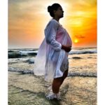 Sameera Reddy Instagram – The secret of change is to focus all your energy not on fighting the old but on building the new🛠 #imperfectlyperfect .
📸 Mr. @vardenchi .
#pregnancy #bump #preggo #pregnant #sea #sunset #momtobe #momtobeagain #socialforgood #maternityshoot #maternityphotography #pregnantbelly #pregnancyphoto #love #baby #blessed #water #waves #sun #sky #iphonephotography