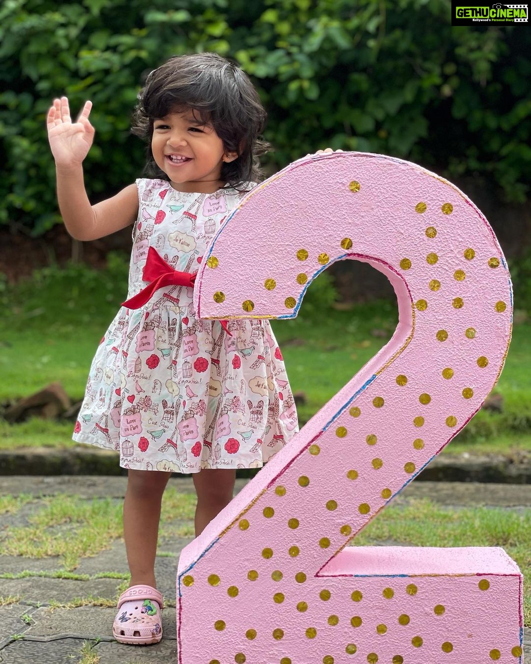 Sameera Reddy Instagram - Princess wave! 👑 Bye bye 2nd Birthday 🎂🥳Hello ...