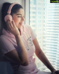 Sanam Shetty Instagram - Pink - a - boo 💖 🎧

Shot by @drx.photography 

#ｔｇｉｆ #funfridays