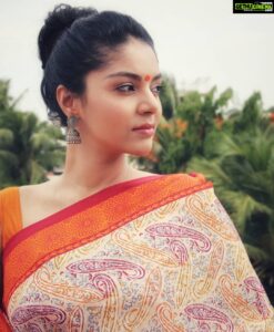 Sanam Shetty Instagram - Be the heroine of your own life 🧡

@drx.photography ✨

#simplify #terrificthursdays #mottamadishoots #shootdiaries🎥 #fashionphotography #sanam #sanamshettyofficial #indianmodels #southindianactress #kollywood #tamilactress #tamilcinema #imdiandrapes #sareelove #madrasfashion