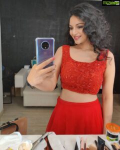 Sanam Shetty Instagram - Aren't we all just a beautiful mess? ❤️

BTS from my latest photo series - - - Summer Hues
Pix coming up soon!

@rahuldev1177 @naziasyedofficial @promakeup_bridal_studio 

#designershoot #wildwednesdays