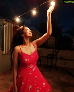 Sanam Shetty Instagram - Chase after your Dreams cuz its precious only to you and worth running after❤️

Goodnight fam🤗

#twinkletuesdays #starryeyed