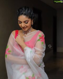 Sanam Shetty Instagram - Happy Weekend peeps ❤️

Clicks @vivid_impressions__ Ganesh
Styling @monasehulshah 
Wardrobe @fashionloungechennai 
MuH @yuartistrystudioz @promakeup_bridal_studio 
Jewellery @chennai_jazz 

#whiteweekend 🤍 #eventstyling
