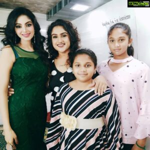 Sanam Shetty Instagram - Congratulations for winning 'Guts and Grit' award Vanita mam @vanithavijaykumar 👏👏
Had a wondetful time with ur family. Ur girls are such sweet little angels. God bless them 🤗💝
#bigboss3tamil #bigbossfinale