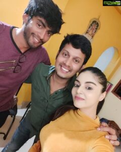 Sanam Shetty Instagram - It doesnt feel right to say 'Welcome Back' @tharshan_shant ! U were meant to stay and win but i can safely say that uv won hearts of everyone all around the world❤
More than anyone else there.
U dint believe me when i told u..hope u believe now🤗
Stay blessed. Greater miracles waiting for u 🎀💝
Its a very sad pic for me😔 very very unfair Bigboss !!!
Anyways was great to meet u after 98 days..mixed emotions..actually quite blank! 
Thanks for the pic @balaji_2888🤗🤗
#tharshanarmy #bigboss3 #vijaytelevision