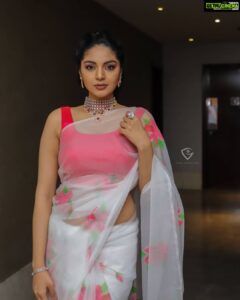 Sanam Shetty Instagram - Happy Weekend peeps ❤️

Clicks @vivid_impressions__ Ganesh
Styling @monasehulshah 
Wardrobe @fashionloungechennai 
MuH @yuartistrystudioz @promakeup_bridal_studio 
Jewellery @chennai_jazz 

#whiteweekend 🤍 #eventstyling