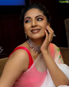 Sanam Shetty Instagram - Happy Weekend peeps ❤️

Clicks @vivid_impressions__ Ganesh
Styling @monasehulshah 
Wardrobe @fashionloungechennai 
MuH @yuartistrystudioz @promakeup_bridal_studio 
Jewellery @chennai_jazz 

#whiteweekend 🤍 #eventstyling