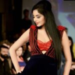 Sanam Shetty Instagram - I dont follow 'Respect is earned' philosophy. I respect everyone initially. But if u lose it its only cuz of ur behavior! Clicks by @rahuldev1177 🤗 The 'Diva' Black velvet dress by @julesamin ❤ Event : Chennai International Fashion Week by @storm_fashion_company @storm_sharma Gaurav sir🤗 #throwbackthursday #magneticblack #showstoppinmoments #cifw #showstoppers