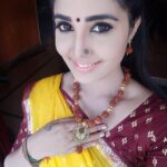 Sandra Amy Instagram - I cudn stop maself wearin this beautiful jewellery..one f d bst gft i gt, lov u @suhanafashionhouse and suhana dear 😍😍😍😍😍😍😍😍😍😍#thalayanaipookal# #kalpana# #shootingspot#