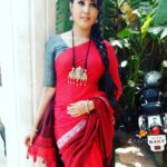 Sandra Amy Instagram - Khadhi cotton saree by my sweet sponser @naasfashionwear limited collections Earrings @crazeecollections Statement perumal neackpeice @krttikachennai