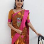 Sandra Amy Instagram - Saree sponser @naasfashionwear A lovely silk saree, golden brown and mejentha colour combo wth awsme designed blouse😍😍😍😍 Jwels @s_h_a_p_r_i oxidised gold and silver combo earring and neckpeice😍😍