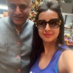 Sanjjanaa Instagram – May the closeness of friends, the comfort of home, and the unity of our nation, renew your spirits this festive season. Here’s wishing you all a Very Happy Christmas😊 
#merrychristmas , also very happy to bump in to @mvrajeevgowda ji , For breakfast @ The #parkhayatt . What are your plans for New Years every body ? Hyderabad