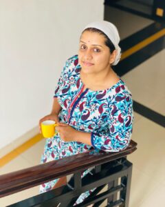 Sarayu Mohan Instagram - Gudmrng!
Have a nice day friends!
Wearing this comfortable kurthi pants from @anokhi_traditional 
Thank u dear❤️