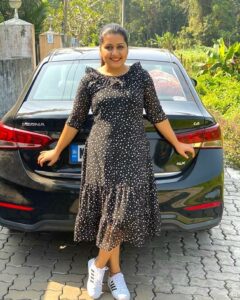 Sarayu Mohan Instagram - Beat the Monday blues with black🤪
All set for a hectic week!

Clad in favourite, comfortable @lepapillonkochi5 frock.
Guys check out their store for daily wearable, comfy, stylish clothes.
Have a good week fam♥️