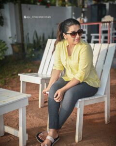 Sarayu Mohan Instagram - We paused all worries♥️
It was a much needed break, especially for @sanalvaassudev
I compelled him like anything for this trip... And end of the day, i could see him more relaxed and much more ready for next phase 😍..
Thank u so much @cliffstories for all the love and great hospitality... Those great ambience,good food, beautiful,silent evenings and sunset will remain close to our heart forever ♥️clicks @aju_bhuvanendran