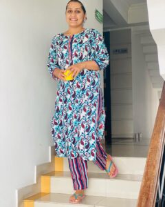 Sarayu Mohan Instagram - Gudmrng!
Have a nice day friends!
Wearing this comfortable kurthi pants from @anokhi_traditional 
Thank u dear❤️