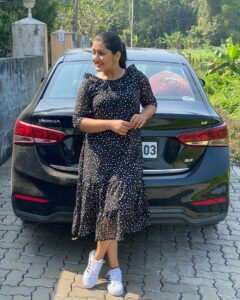 Sarayu Mohan Instagram - Beat the Monday blues with black🤪
All set for a hectic week!

Clad in favourite, comfortable @lepapillonkochi5 frock.
Guys check out their store for daily wearable, comfy, stylish clothes.
Have a good week fam♥️