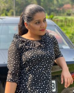Sarayu Mohan Instagram - Beat the Monday blues with black🤪
All set for a hectic week!

Clad in favourite, comfortable @lepapillonkochi5 frock.
Guys check out their store for daily wearable, comfy, stylish clothes.
Have a good week fam♥️