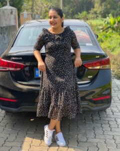 Sarayu Mohan Instagram - Beat the Monday blues with black🤪
All set for a hectic week!

Clad in favourite, comfortable @lepapillonkochi5 frock.
Guys check out their store for daily wearable, comfy, stylish clothes.
Have a good week fam♥️