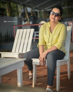 Sarayu Mohan Instagram - We paused all worries♥️
It was a much needed break, especially for @sanalvaassudev
I compelled him like anything for this trip... And end of the day, i could see him more relaxed and much more ready for next phase 😍..
Thank u so much @cliffstories for all the love and great hospitality... Those great ambience,good food, beautiful,silent evenings and sunset will remain close to our heart forever ♥️clicks @aju_bhuvanendran