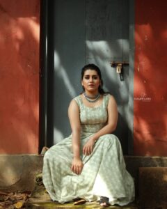 Sarayu Mohan Instagram - A slight change and it turned to an entirely different story

Green and beige stories by @fabitha_bashi♥️
@fabsdesignstory crop top and flared skirt
@kunjippaaru
Click
@abilashchicku makeup
@lakshmipearls neckpiece