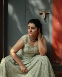 Sarayu Mohan Instagram - A slight change and it turned to an entirely different story

Green and beige stories by @fabitha_bashi♥️
@fabsdesignstory crop top and flared skirt
@kunjippaaru
Click
@abilashchicku makeup
@lakshmipearls neckpiece